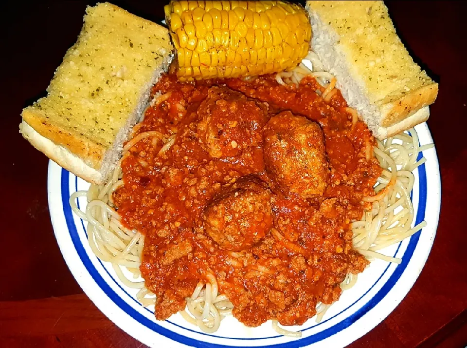 Snapdishの料理写真:Homemade Spaghetti and Meatballs with Garlic Bread and Steamed Native Corn.|Juan Simmsさん