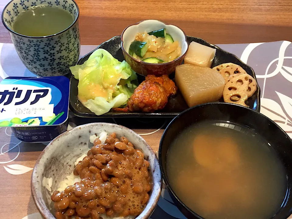 朝ごはん
大根の煮物、レンコンきんぴら、五目はんぺん付け焼、クラゲきゅうり、茹でキャベツ、白米、納豆、あさりの味噌汁、アロエヨーグルト、緑茶|かよちゃんさん