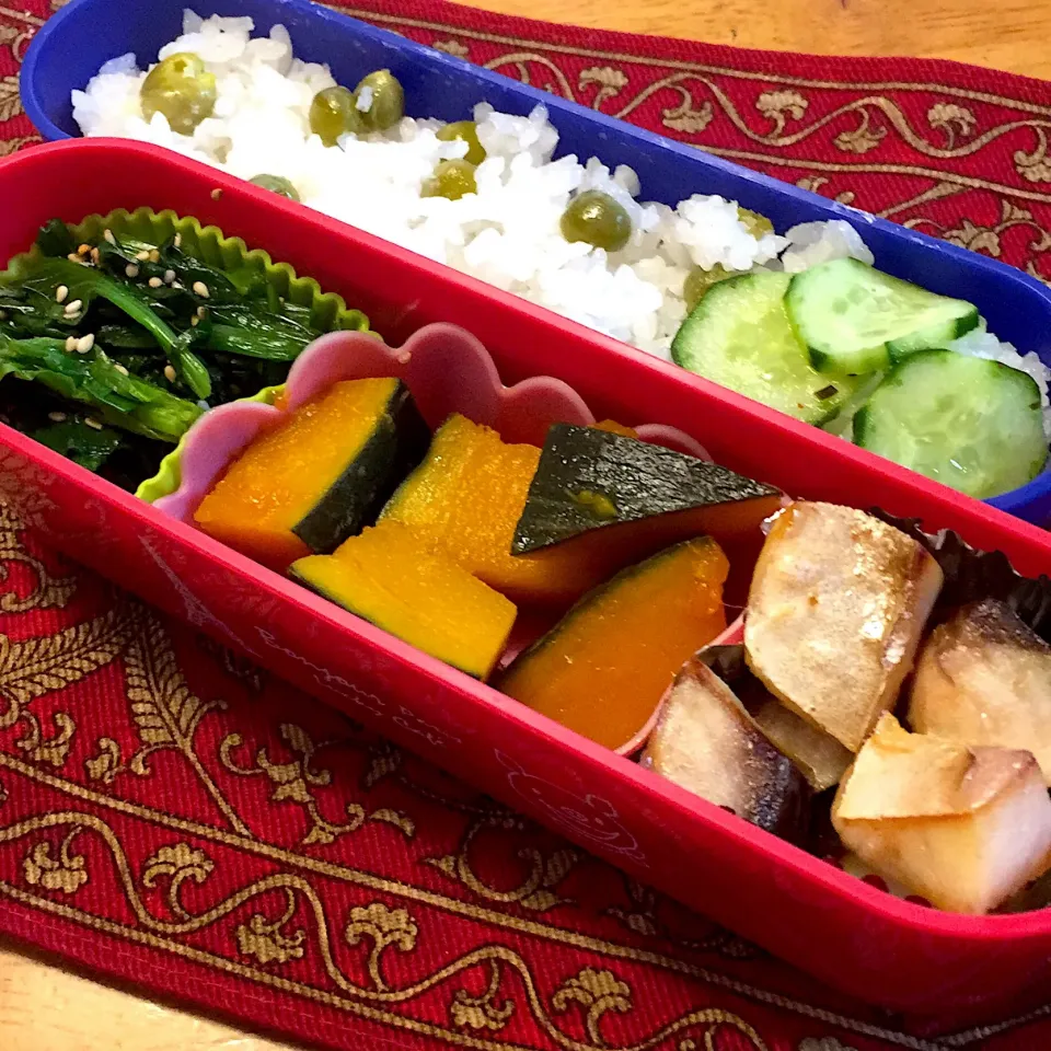 塩鯖と、南瓜の煮物と、ほうれん草の胡麻和えと、豆ご飯弁当|もえさん