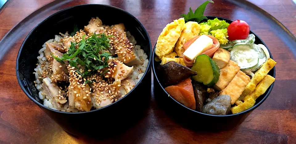 3月25日本日も息子弁当🍱自家製チキンチャーシュー丼🍜ブロッコリー🥦パスタサラダ🥗厚揚げ煮（札幌清水豆腐店）蓮根カレー風味🥘きゅうり🥒ナムル🥒厚焼き玉子焼き🥘 #snapdish  #macaroni,  #息子弁当  #サーモスランチジャー  #自家製チャーシュー  #蓮根カレー焼き  #ブロッコリー🥦  #パスタサ|Yukie  Toriseさん