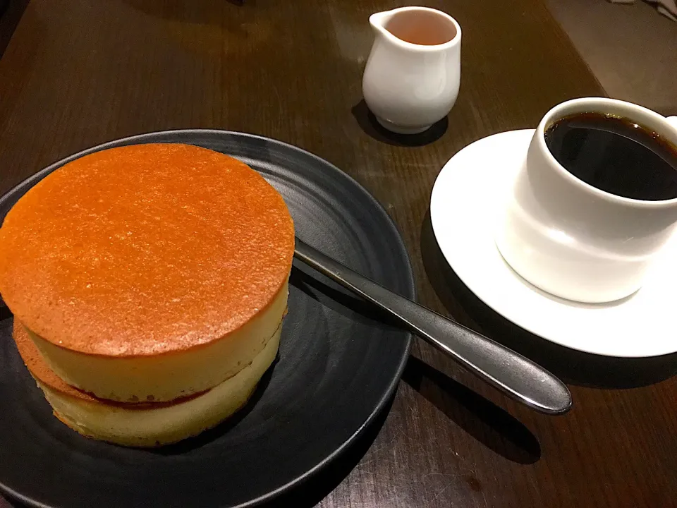 老舗みじんこ ホットケーキ#バターたっぷり#ケーキみたい#上さっくり感 中しっとり感#メープルシロップお代わり自由|にゃふてんさん