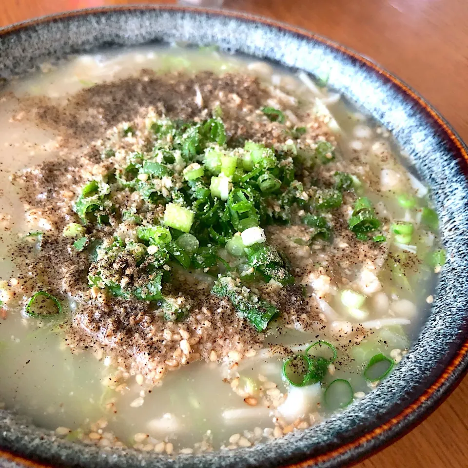 Snapdishの料理写真:豚骨鶏ガラスープでちゃんこ風すりごまにゅうめん|みつなち☆さん