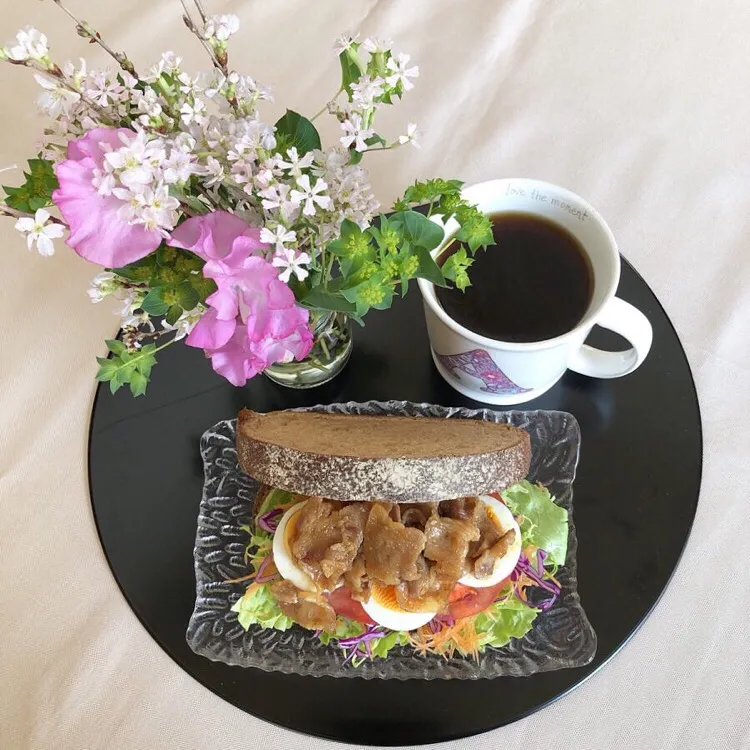 Snapdishの料理写真:3/25❤︎豚ばら焼肉&半熟たまご乗せ玄米サンド❤︎
今朝のお弁当残り物…🍀
#晩ごはん #おうちごはん #おうちカフェ #豚バラ焼肉 #半熟たまご #玄米パン #玄米サンド #自家製サンド|Makinsさん