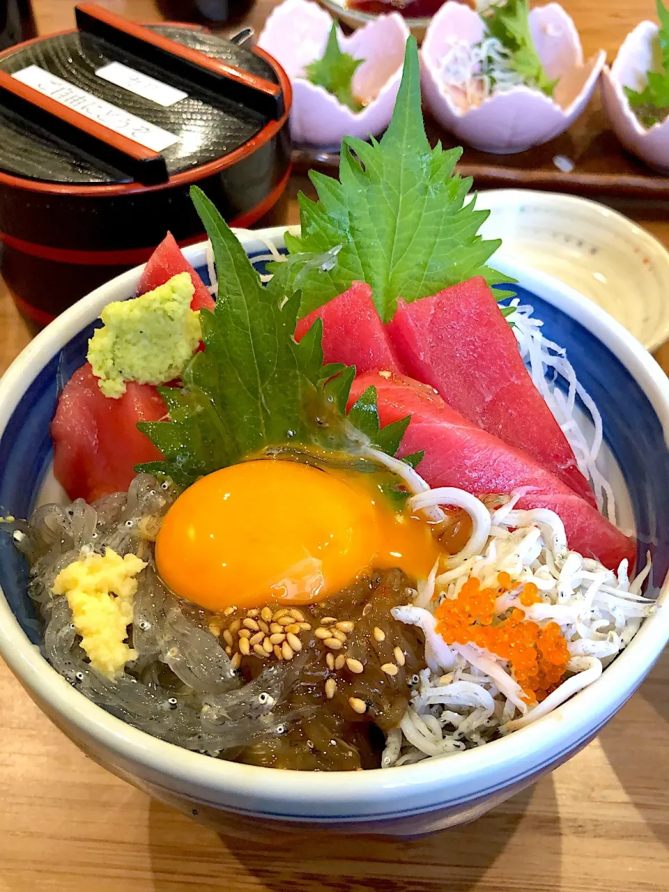 Snapdishの料理写真:生マグロしらす３色丼|大先生🗻フラン🗻ツックリーナ・サケスキーさん