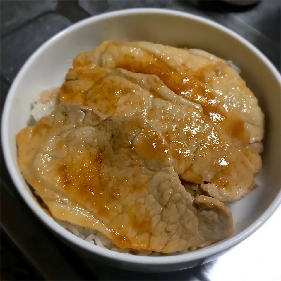 ランチに、生姜焼き丼を頂きます😋🎵👍|ギムレットさん