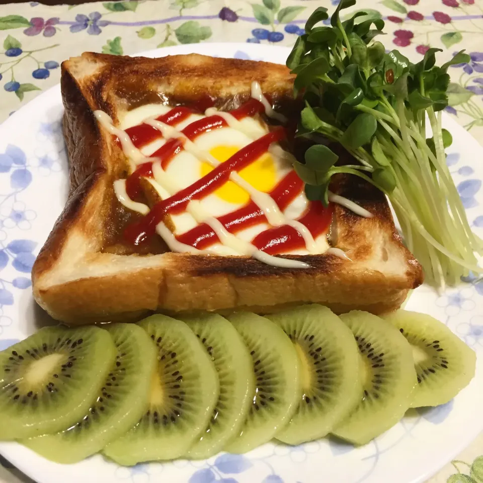 カレーと卵のトースト🍳|みっこちゃんさん