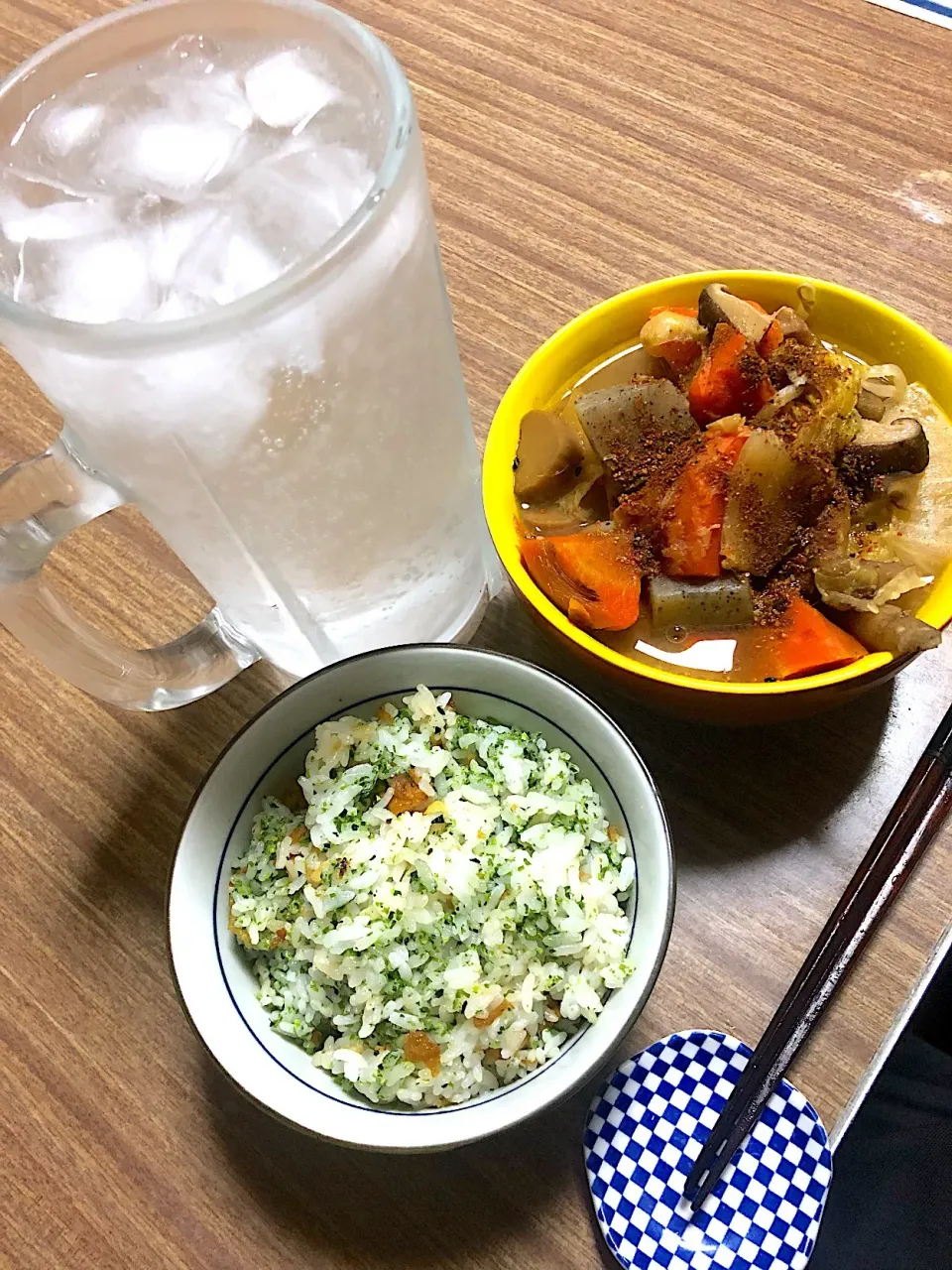 悪魔のおにぎり風ご飯ともつごった煮と蕎麦焼酎ソーダ割|たびもかさん