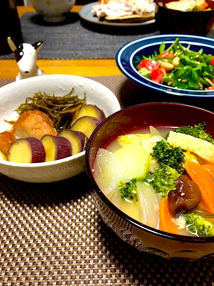 野菜不足を意識しました👍  野菜もりもりお味噌汁🥦 さつまいもと切り昆布の煮物🍠|くっきいママさん