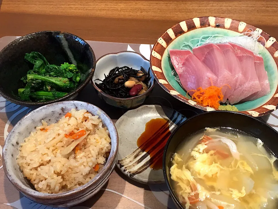 Snapdishの料理写真:晩御飯
ぶりの刺身、菜の花のおひたし、ひじきと揚げと豆の煮物、炊き込みご飯、ワンタンとカニカマと玉ねぎのスープ|かよちゃんさん