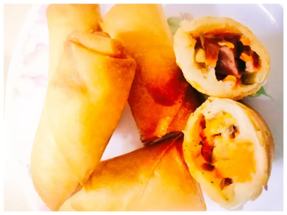 Snapdishの料理写真:Carbonara spring roll

My homemade spring roll filling it with mushroom, carrots, chicken sausage, creams, parmesan cheese and black papper. So yummy 😍😍

Come a|opahfoodさん