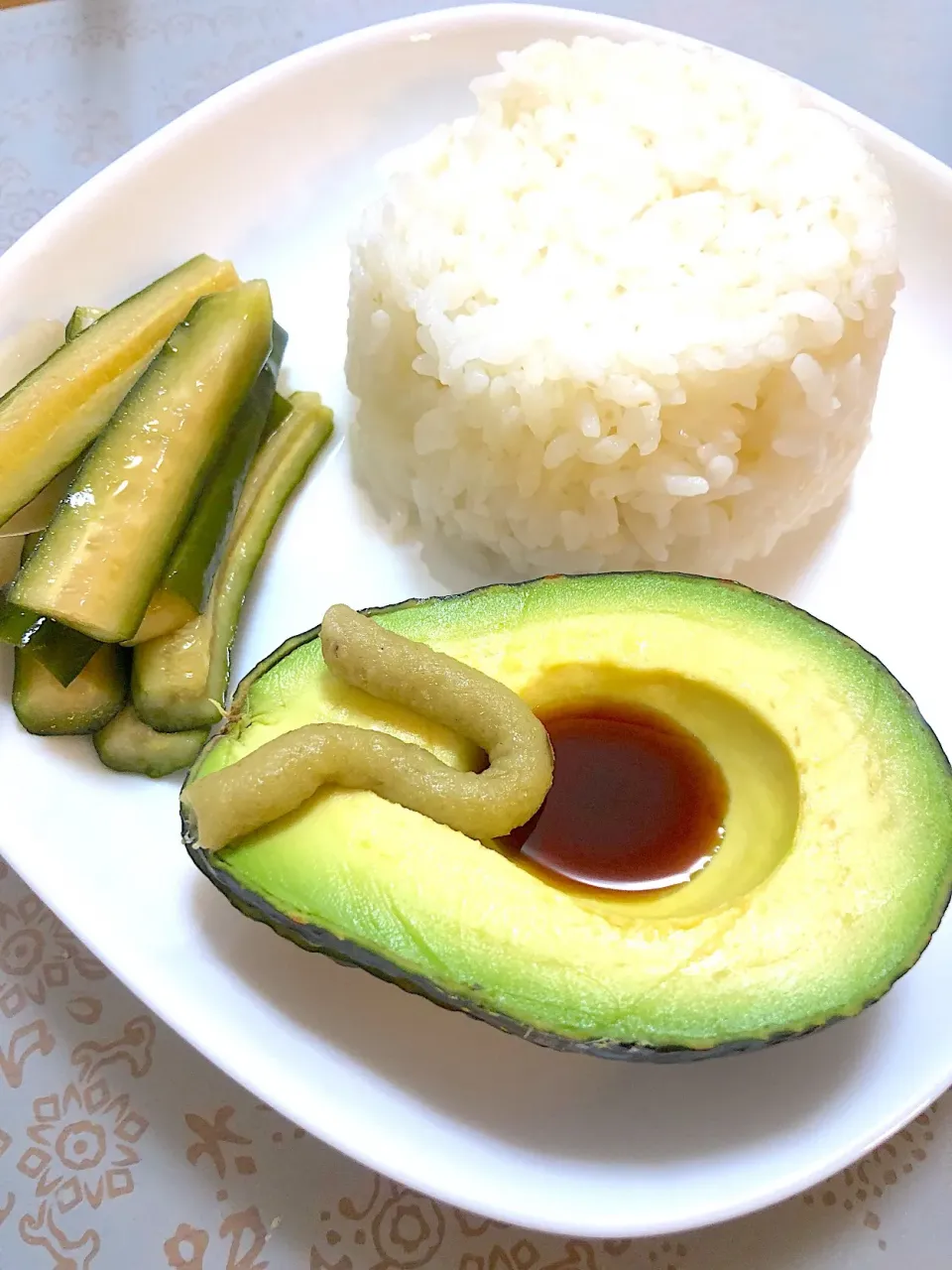 Snapdishの料理写真:アカン飯、アボカド🥑ご飯、きゅうりのピクルス🥒添え|Tomoko  Kawaharaさん