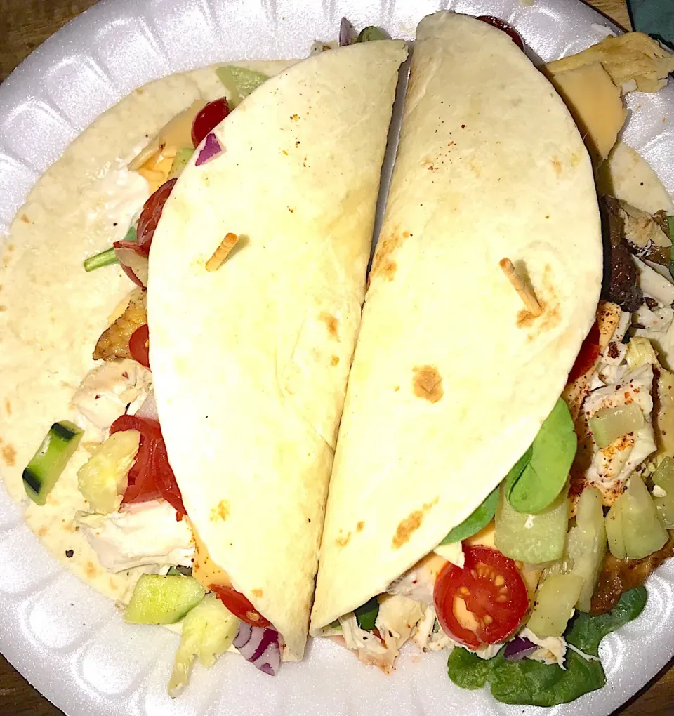 Rotisserie chicken wrap with garden vegetable salad|christl babcockさん