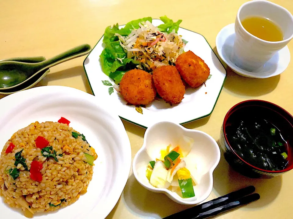 3/25 旦那さん用 昼ご飯→晩ごはん
•カレー味混ぜ込みピラフ(野菜炒め残りを形を変えて)  •メンチカツ/サラダ •浅漬け •ワカメとめかぶのスープ     ‥旦那さん用置き弁、お昼食べる暇なかったそうで、そのまま旦那さんの夕食に(ｰｰ;)‥|おさんどんさん