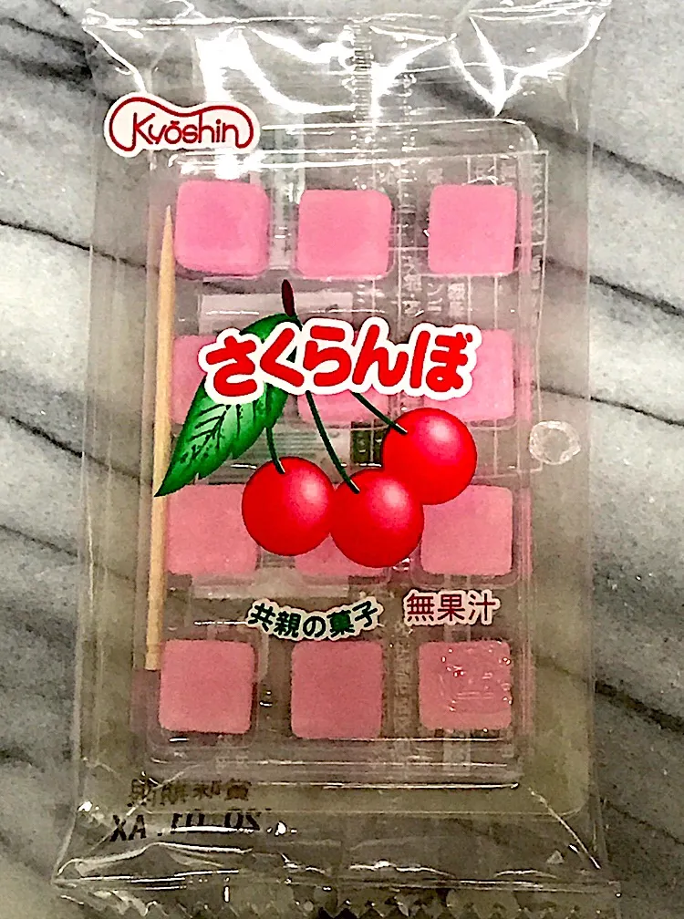 Snapdishの料理写真:お店で見つけると不健康そうだけと、ついつい買ってしまう駄菓子🍭|にゃあ（芸名）さん