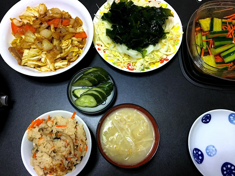 Snapdishの料理写真:シメジの炊き込みご飯
エノキの卵スープ
豚野菜炒め
ワカメサラダ|Shintarou  Nishimuraさん