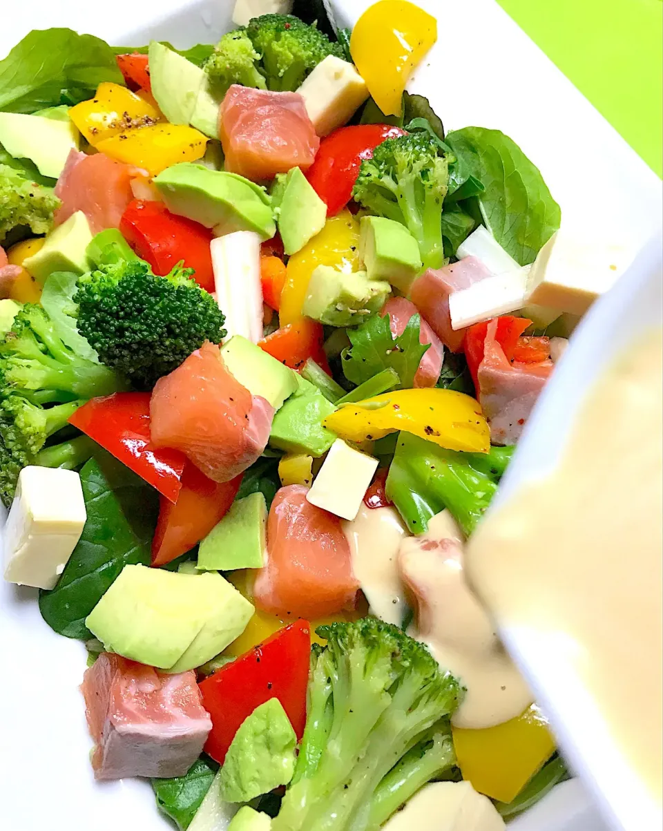 グリル野菜とナッツのチョップドサーモンサラダ🥗|シュトママさん