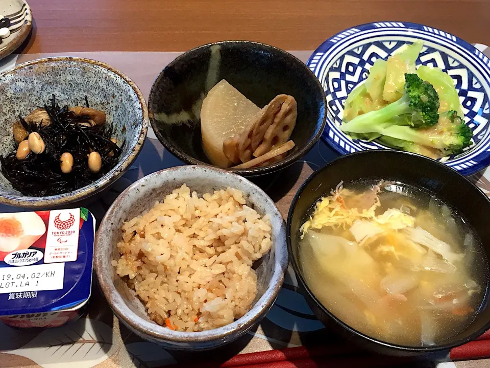 朝ごはん
大根煮物、レンコンきんぴら、ひじきと大豆の煮物、ワンタンスープ、茹でキャベツ、ブロッコリー、炊き込みご飯、ピーチヨーグルト|かよちゃんさん