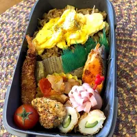 今日の息子くん弁当🍙

そば飯  ふわふわ卵乗っけ弁当です！
 #お弁当作り  #えびフライ|えりえりさん