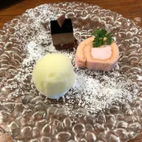 Snapdishの料理写真:プチフール3種盛り合わせ  #dessert  #bluebird   #阪急オフィスビル   #ランチコース   #1980円コース|しゅがーさん