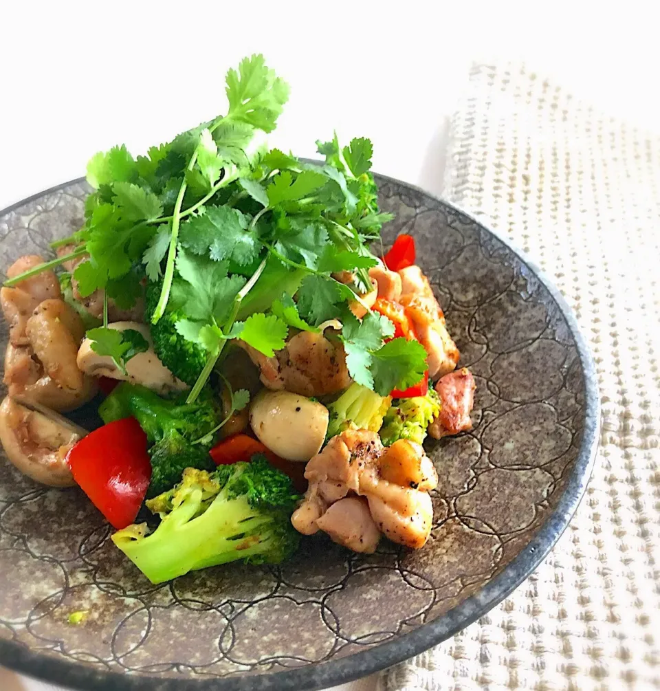 朝ごはんを食べよう🤗鳥もも肉とお野菜のパクチー炒めで朝ごはん🐓ケトジェニックにトライ💪|あしゃぱんさん