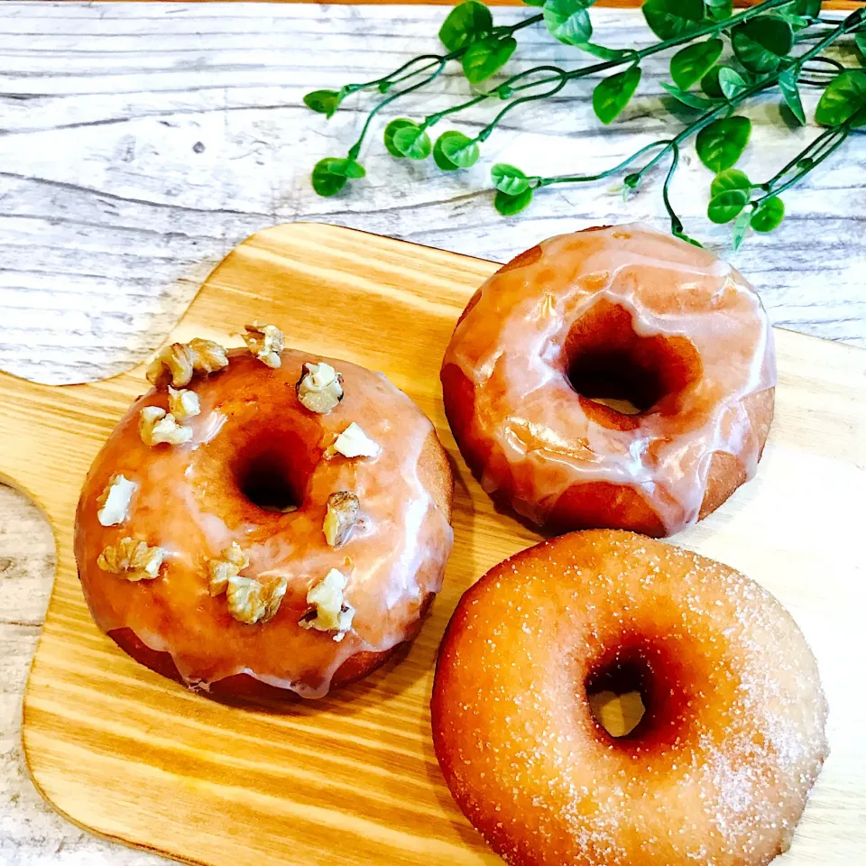 Snapdishの料理写真:🍯🍋蜂蜜レモングレーズドのドーナツ🍩 グレーズドに蜂蜜とレモン果汁入り 甘酸っぱい♡美味しい🍩生地はイーストで出来てます。生地にはJA全農さんのしんたまごが入ってます 当選した卵美味しく食べてます🥚  #イーストドーナツ #グレイズドドーナツ #蜂蜜レモン #JA全農たまご株式会社 #しんたまご|あお♡あおさん