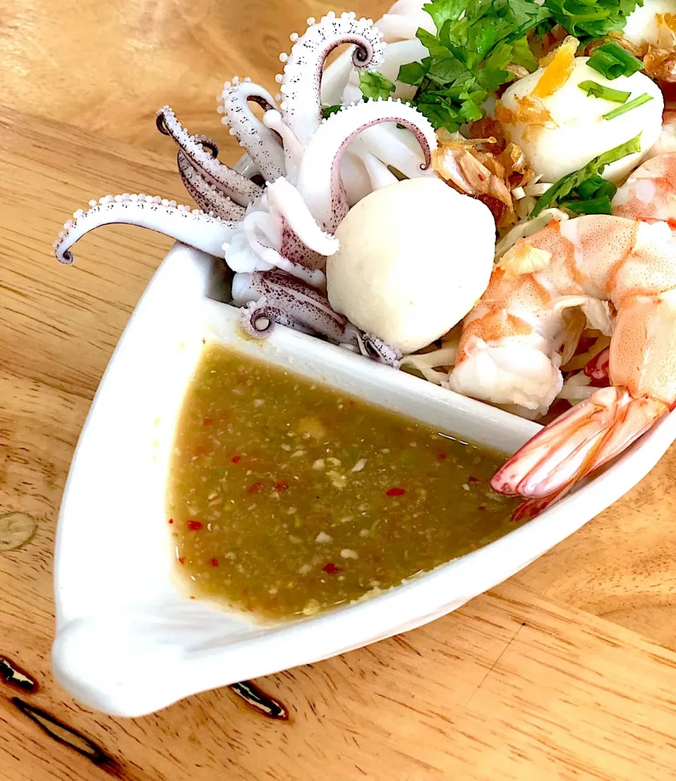 Quick-Boiled seafood with Spicy sauce @ ก๋วยเตี๋ยวต้มยำใหญ่ Lopburi.|Chalinee Kalyanamitraさん