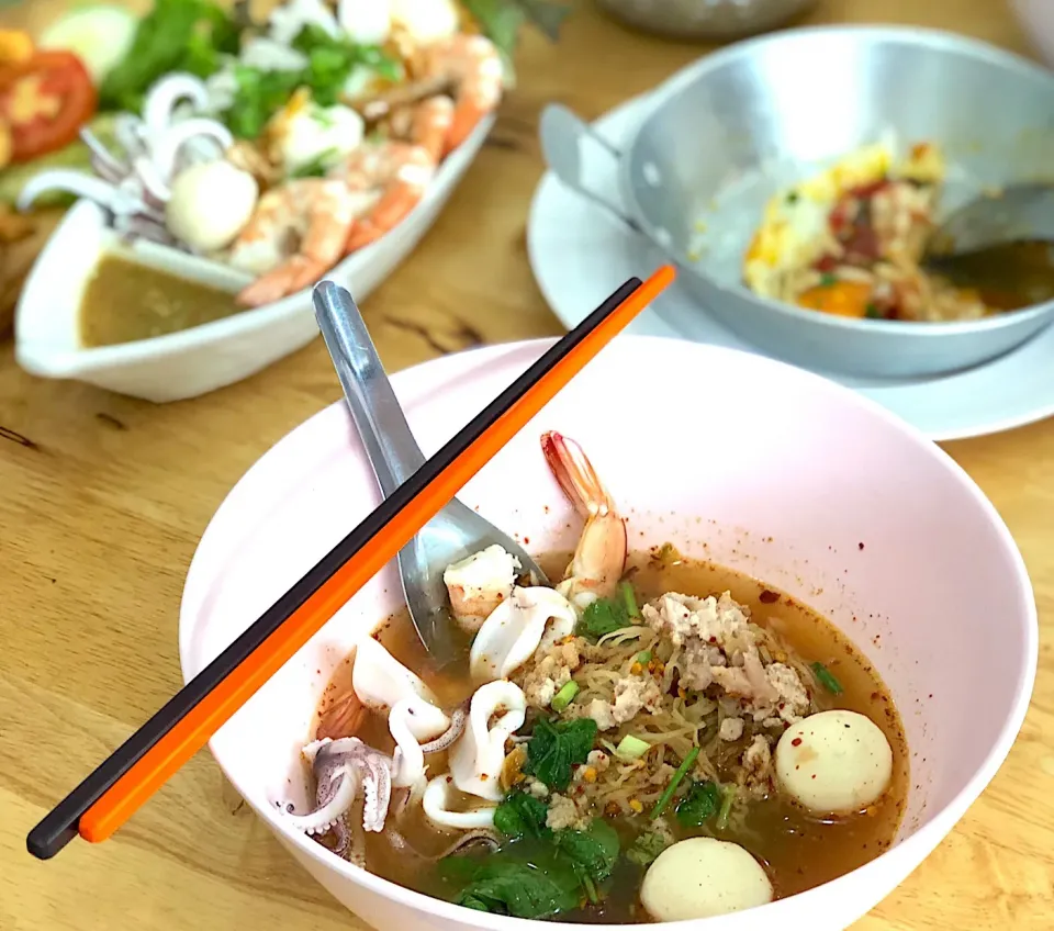 Egg noodle with Seafood in Spicy taste(Tomyam) @ ก๋วยเตี๋ยวต้มยำใหญ่ Lopburi.|Chalinee Kalyanamitraさん