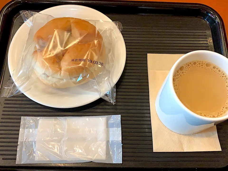 カフェオーレ
くるみとクリームチーズのパン
#カフェ ベローチェ|chamさん