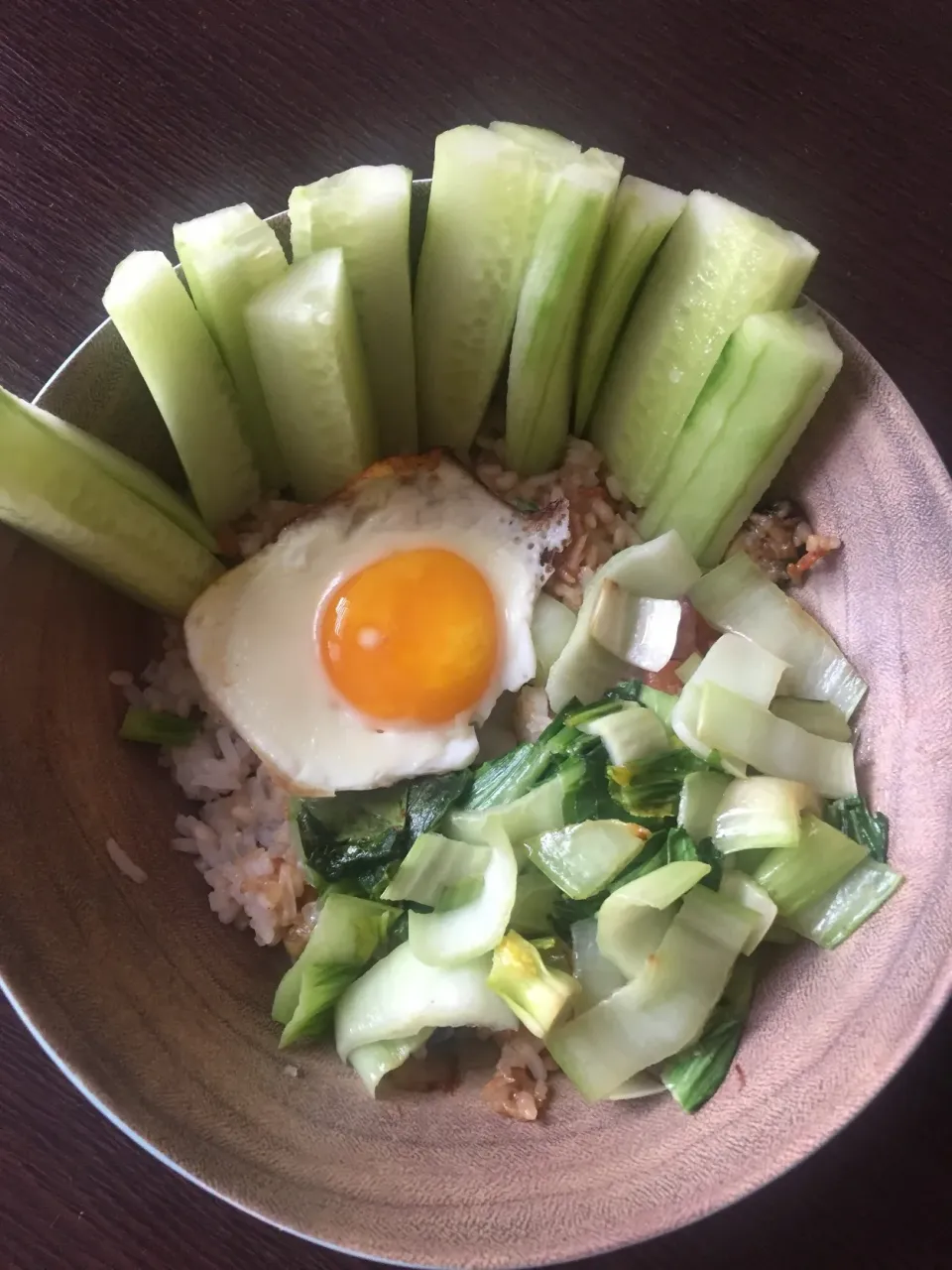 Snapdishの料理写真:Nasi Goreng - smažená rýže s houbami, zeleninou, opečeným pak choi a čerstvou okurkou|LucieFoodさん