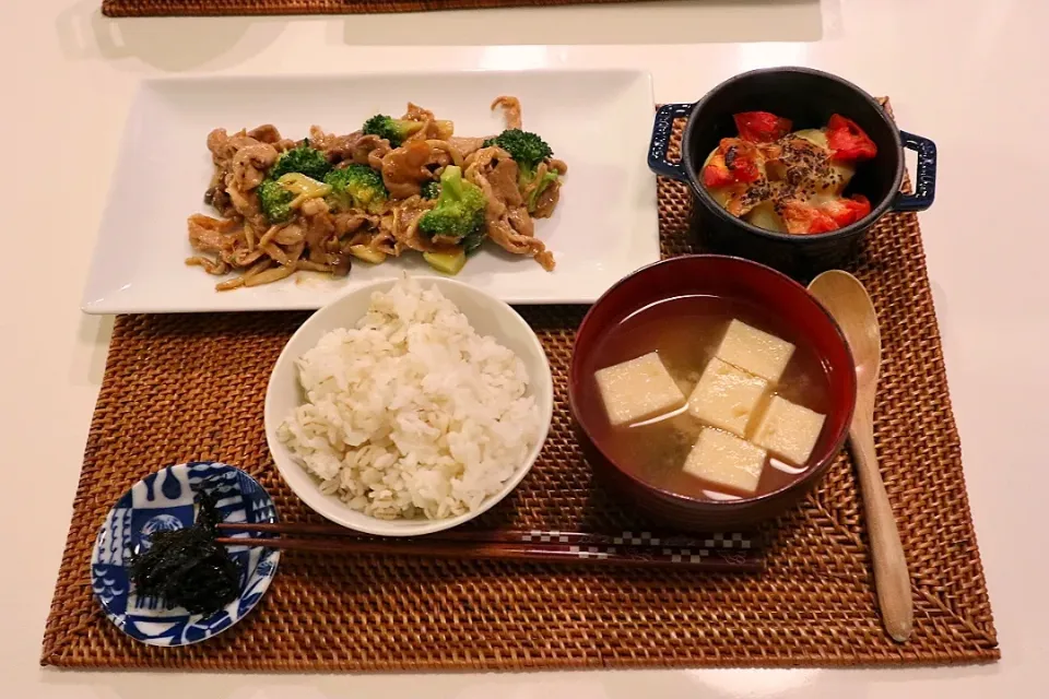 今日の夕食 豚肉とブロッコリーのオイスターソース炒め、新じゃがとトマトのチーズ焼き、麦ご飯、高野豆腐とわかめの味噌汁、葉辛子の佃煮|pinknari🐰🌈さん