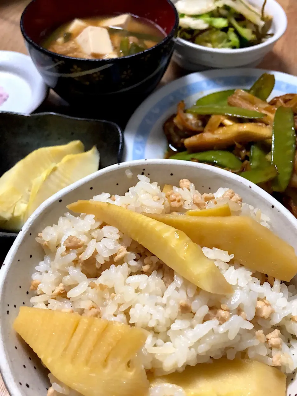 春のたけのこ献立   茹でたけのこを桜塩で  大振りたけのこご飯  たけのことベビーホタテのホットサラダ|ミウトおかんさん