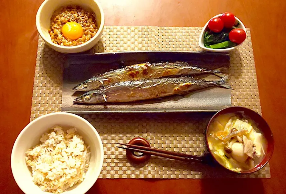 Today's Dinner🍴小松菜のお浸し&ﾐﾆﾄﾏﾄ･しんたまごの卵黄胡麻納豆･秋刀魚の塩焼き･もち麦飯･具沢山豚汁|🌈Ami🍻さん