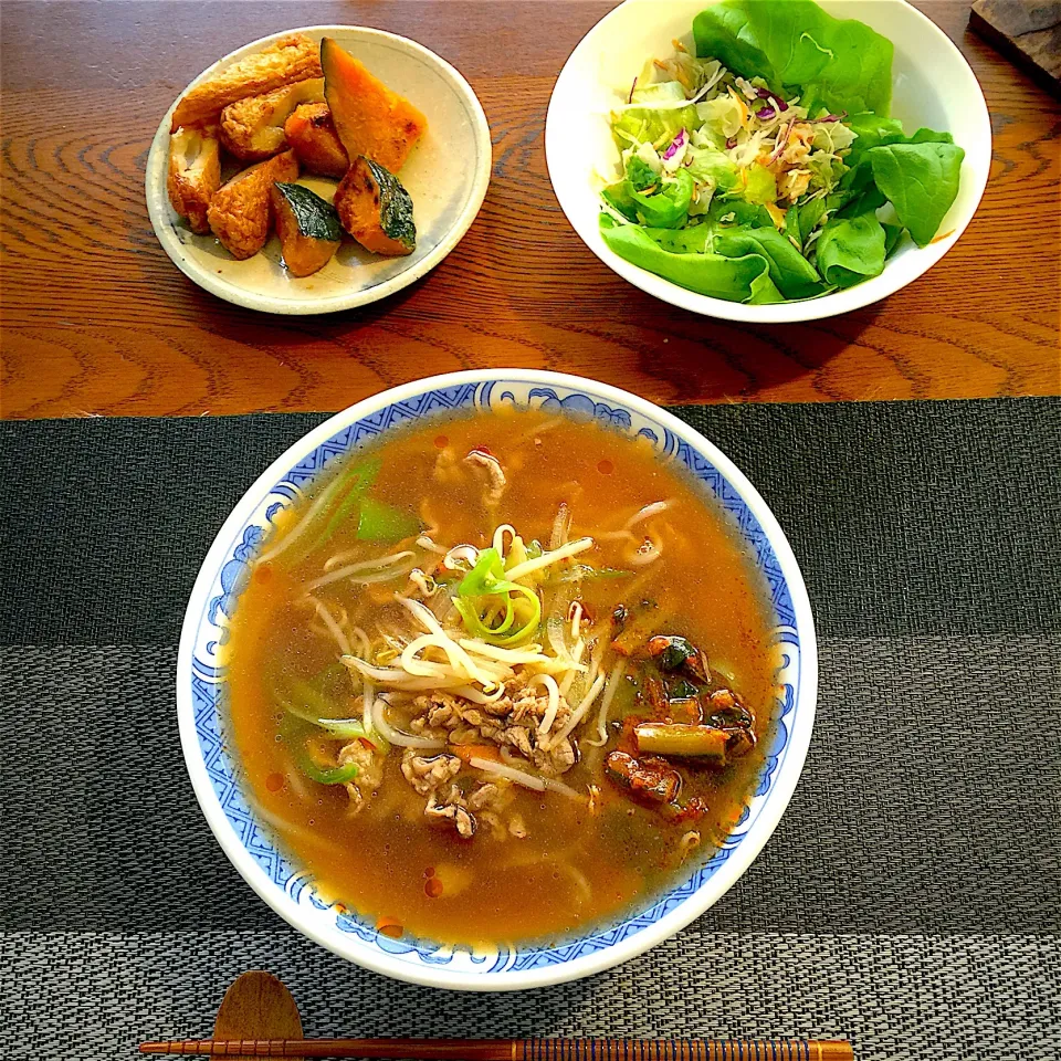 醤油ラーメン、南瓜と牛蒡巻照り煮、
サラダ|yakinasuさん