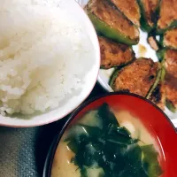 Snapdishの料理写真:ピーマンの肉詰めとお麩の味噌汁セット|👿ゆーちゃん🥀さん