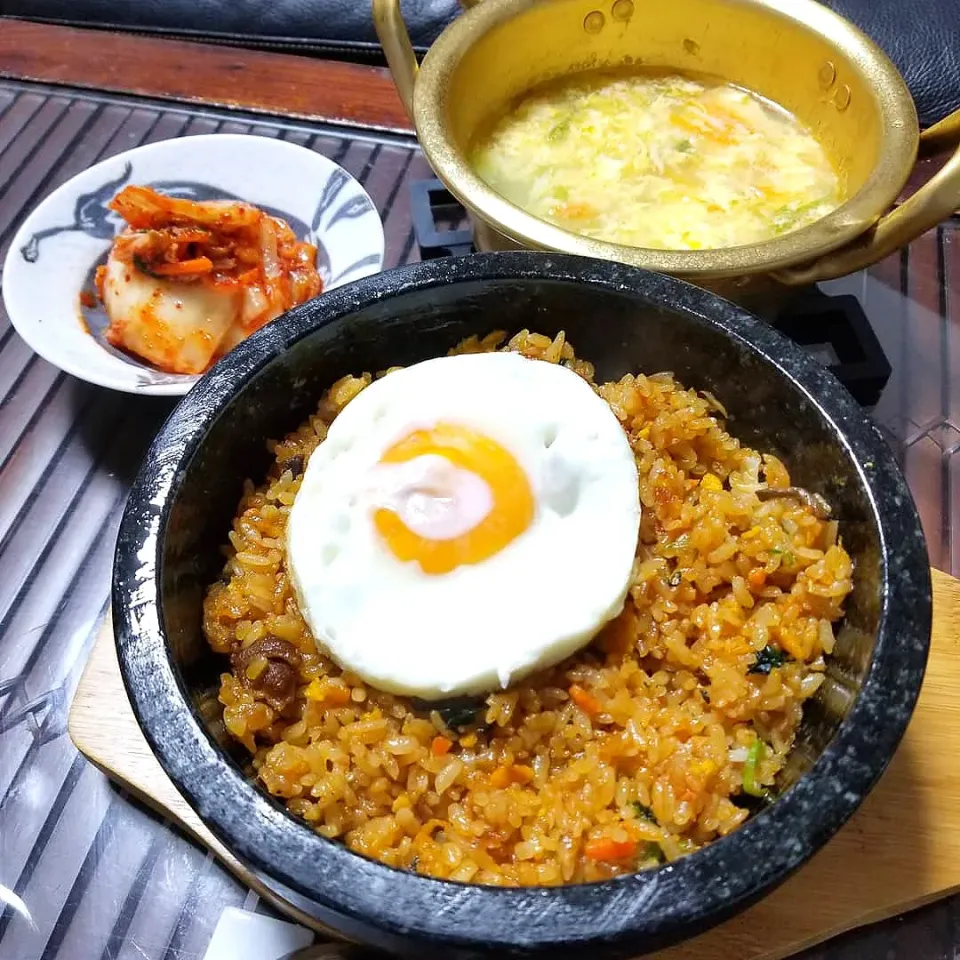 市販石焼きビビンパの目玉焼きのせと玉子野菜スープ♪|dai.noriさん