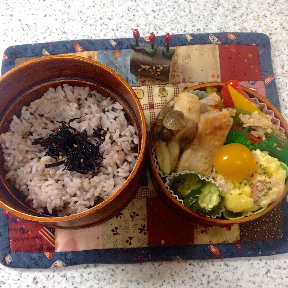 Snapdishの料理写真:昨日のお弁当 😊#わっぱ弁当  #丸弁当  #夫弁当 #地味弁当|naonaomimichanさん