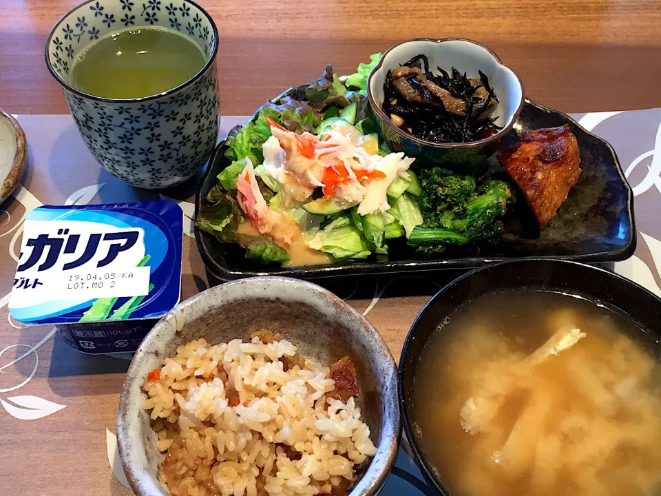 朝ごはん
はんぺん付け焼、菜の花のおひたし、サニーレタスときゅうりとカニカマのサラダ、ひじきの煮物、炊き込みご飯、大根と揚げの味噌汁、アロエヨーグルト、緑茶|かよちゃんさん