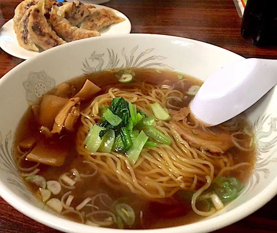 アルコホーリク、外泊します⭐️⭐️⭐️
晩ごはん～٩( ᐛ )۶
醤油ラーメン🍜＆餃子🥟  美味し！|ぽんたさん