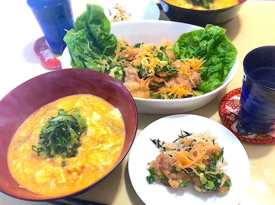 Snapdishの料理写真:3／27昼食  #昼ごはん 
•かき卵ラーメン/ごま高菜炒めトッピング •油淋鶏もどき     ‥昨夜の鍋をマルタイラーメンで食べ切り。油淋鶏のソースは残っていた餃子のタレのアレンジ。  ‥|おさんどんさん