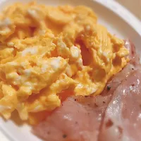 朝ごはんに簡単トロトロスクランブルエッグ|たにちゃさん