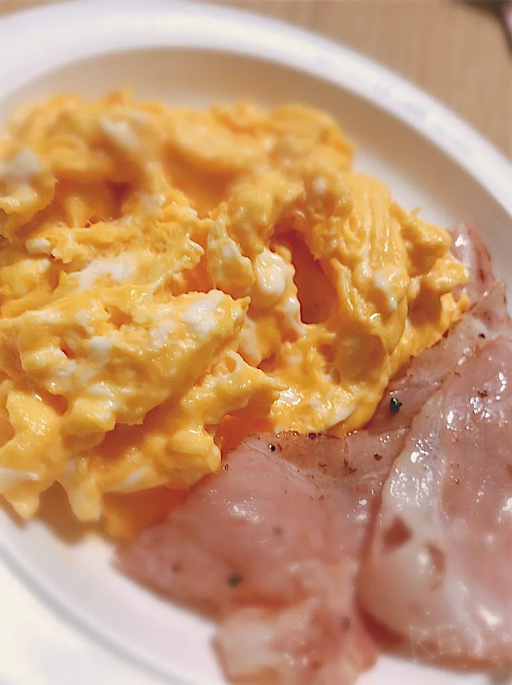 朝ごはんに簡単トロトロスクランブルエッグ|たにちゃさん