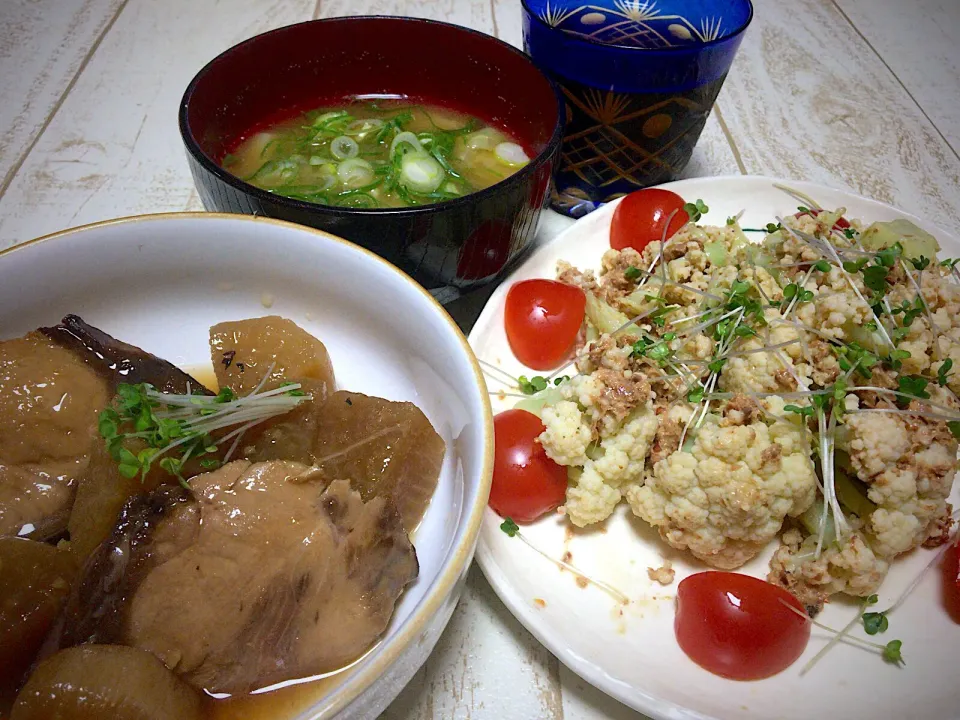 Snapdishの料理写真:今日の男飯(*･ω･)ブリ大根&カリフラワーのおかかマヨ和え&カリフラワーの芯と春キャベツとワカメの味噌汁...♪*ﾟ

カリフラワー高いので自分じゃ買えないから、頂きものです( ･ㅂ･)و ̑̑|ひーちゃんさん