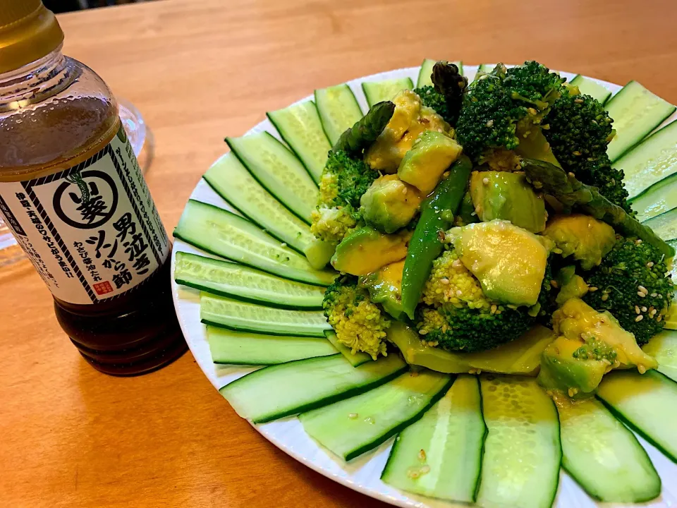 Snapdishの料理写真:アボカド🥑とブロッコリー🥦のサラダ|fu♡さん