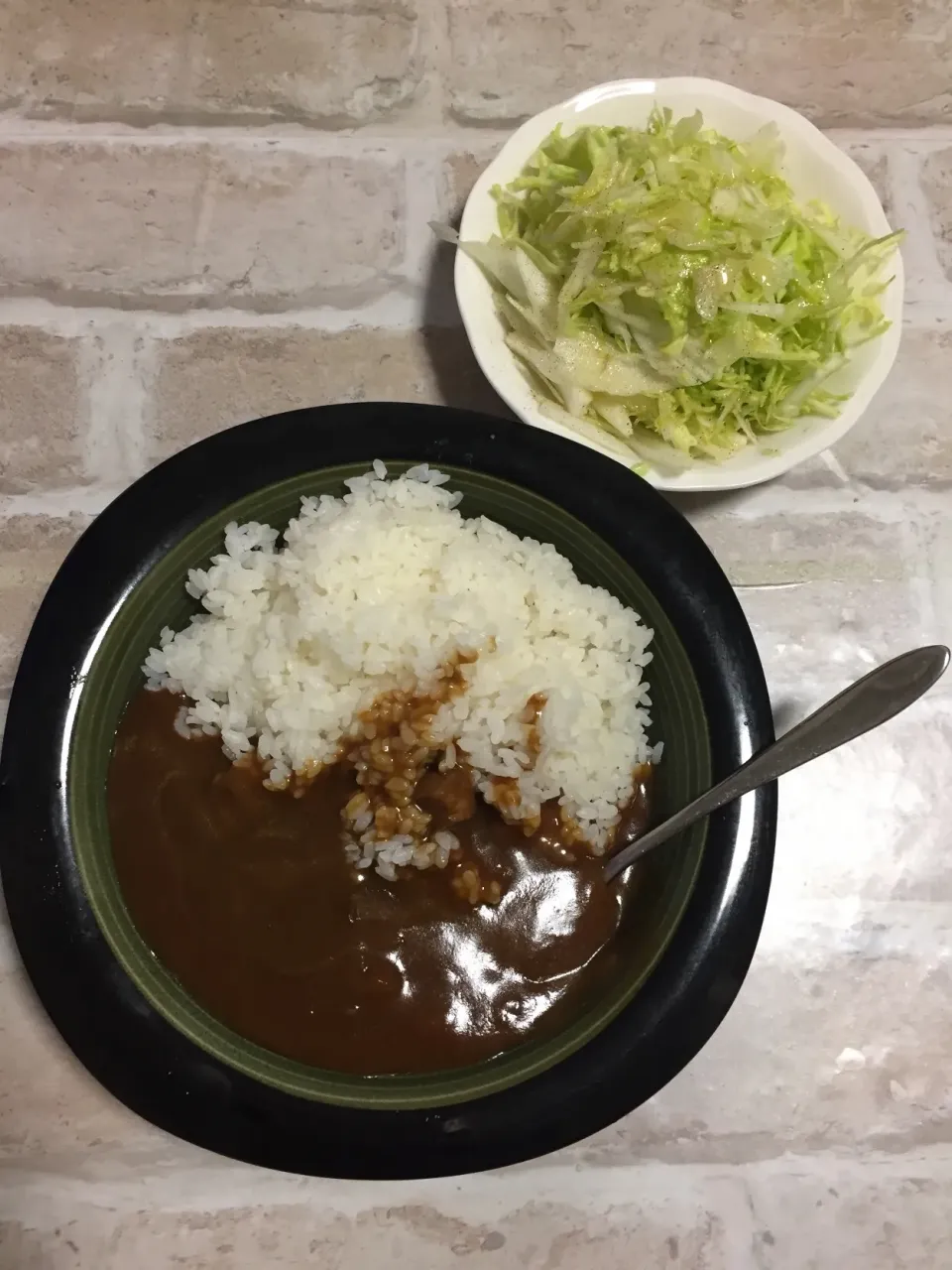 68円のレトルトカレーとキャベツにオリーブオイルと塩かけただけサラダ|さとうさん