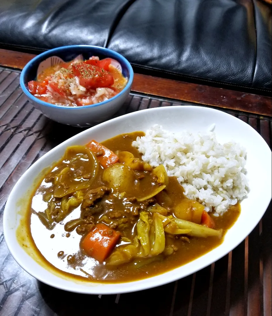 Snapdishの料理写真:今日の夜ご飯は、春キャベツカレー🍛とトマト🍅玉ねぎサラダ🥗♪(^o^)/|dai.noriさん