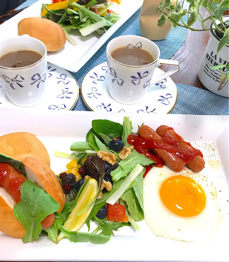 カリーブルストパンに挟んでさあ〜ご飯🥐|シュトママさん