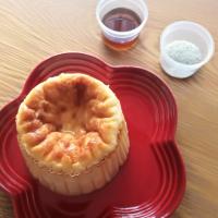 バスクチーズケーキ

店内では一緒にメイプルシロップかお塩を勧められますが今回は両方購入してみました。ホールで6人分、一人サイズはこのように小さいシルエット。
食べる際には冷蔵庫から出して10分ほど置いてから召し上がってくださいとのこと。冷えた状態よりもプリンみたいな食感になってどちらも美味しく頂けます！
店名の【ガス