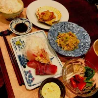 Snapdishの料理写真:ぶりとヒラマサのお刺身、帆立貝焼き、花びらたけのネギ炒め、こごみと舞茸、ミニトマトのサラダ  #おいしい低タンパクごはん  #腎臓に優しい生活|Ryoko Takeiさん