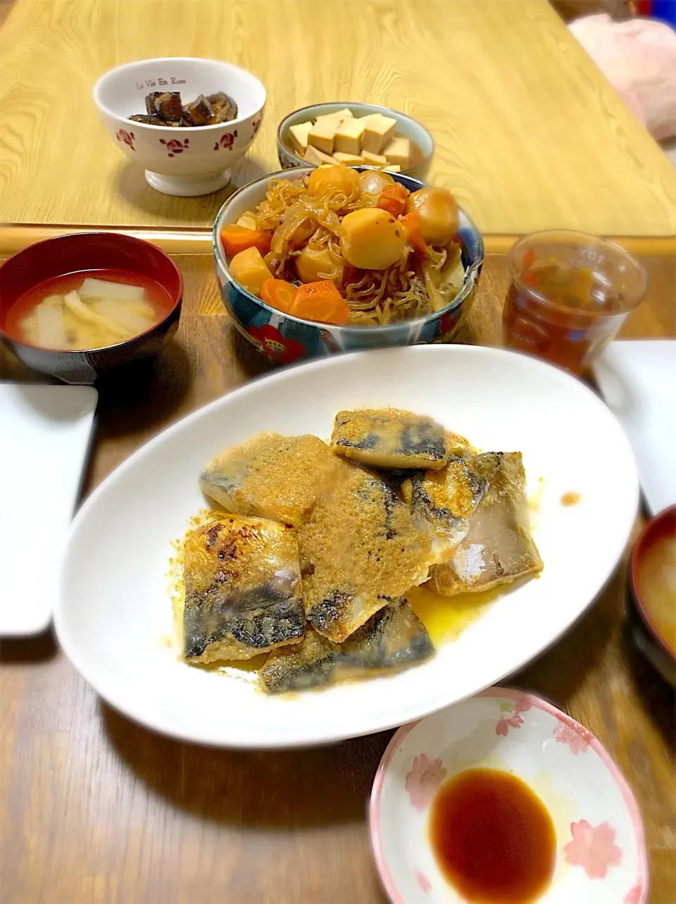 鯖の胡麻マヨ焼き・肉じゃが・高野豆腐の煮物・茄子のオイスターソース炒め・味噌汁・ご飯|ちびろ菌さん