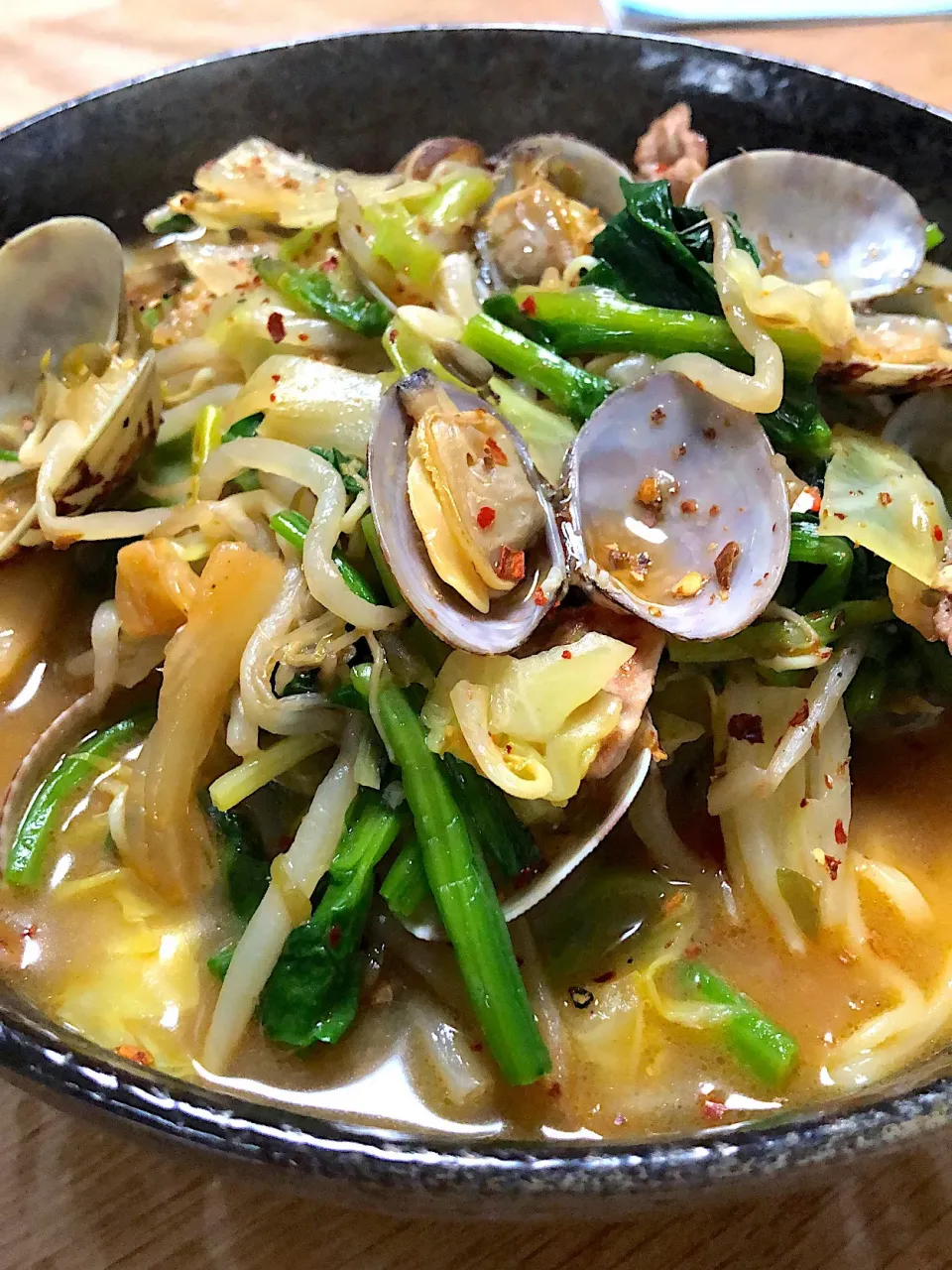 あさりとほうれん草入り味噌ラーメン #あさり #ほうれん草 #豚コマ肉 #玉ねぎ #長ネギ #もやし #キムチ #胡麻油 #中華スープ #唐辛子 #太麺|ミウトおかんさん